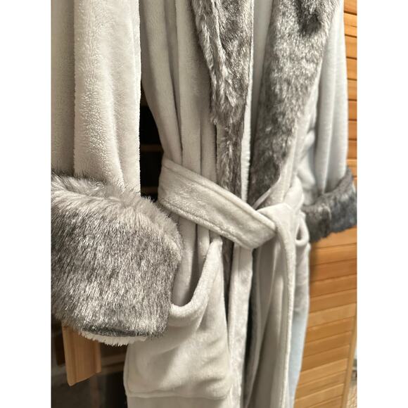 SOMA Robe Sz L/XL Long Plush Cozy pockets Faux Fur On Cuffs & Neck Large or XL - Picture 2 of 10